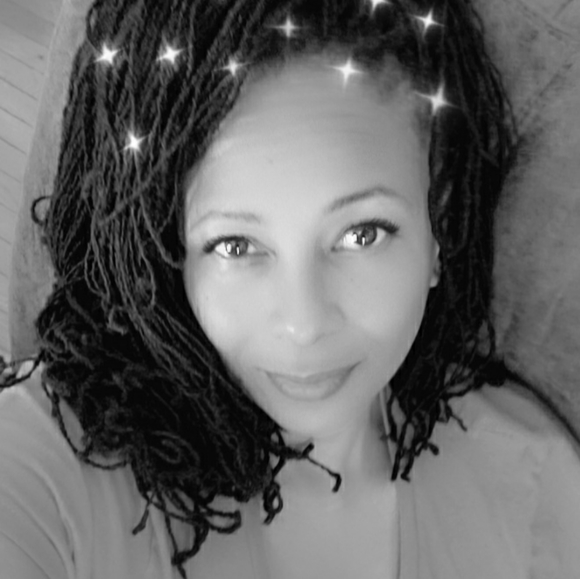 Meet your Posher, Anissa - Picture 3 of 3